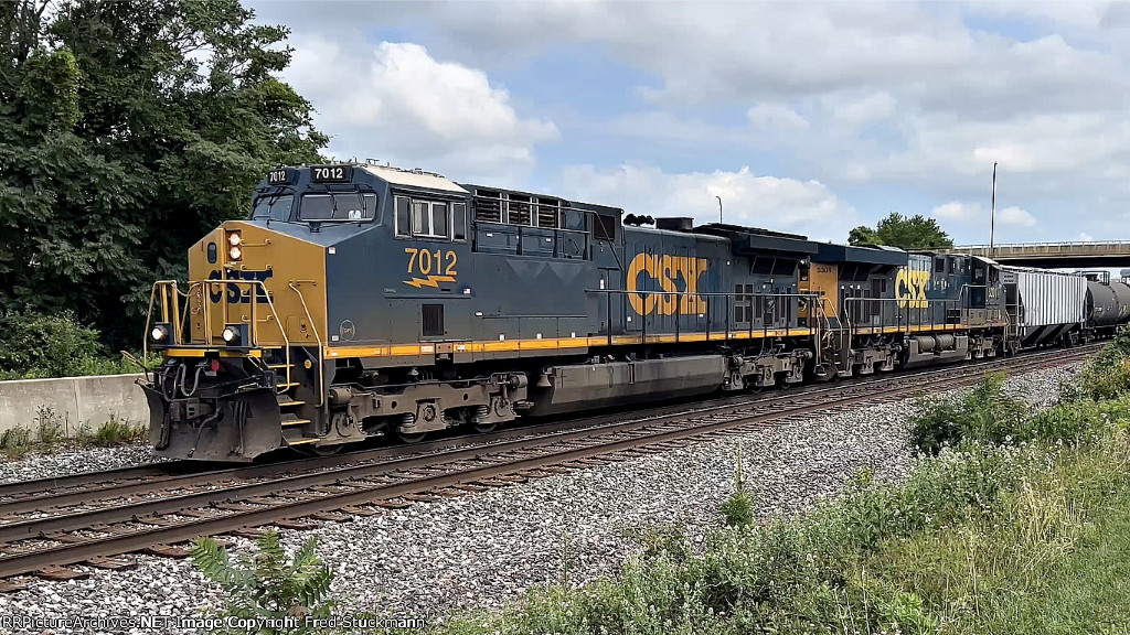 CSX 7012 leads M369.